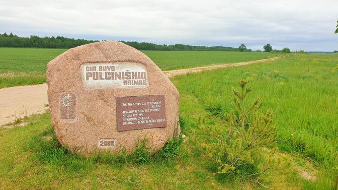 Paminklinis akmuo išnykusiam Pulciniškio kaimui Daujėnų seniūnijoje, Pasvalio rajone. Tomos Mikalajūnaitės nuotrauka, 2020